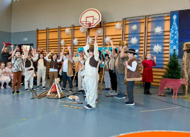 Jasełka w wykonaniu uczniów Szkoły Podstawowej w Henrykowie – pełne radości i z mądrym przesłaniem