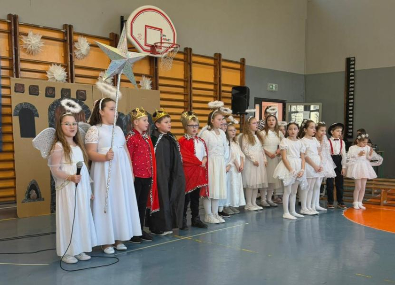 Jasełka w wykonaniu uczniów Szkoły Podstawowej w Henrykowie – pełne radości i z mądrym przesłaniem