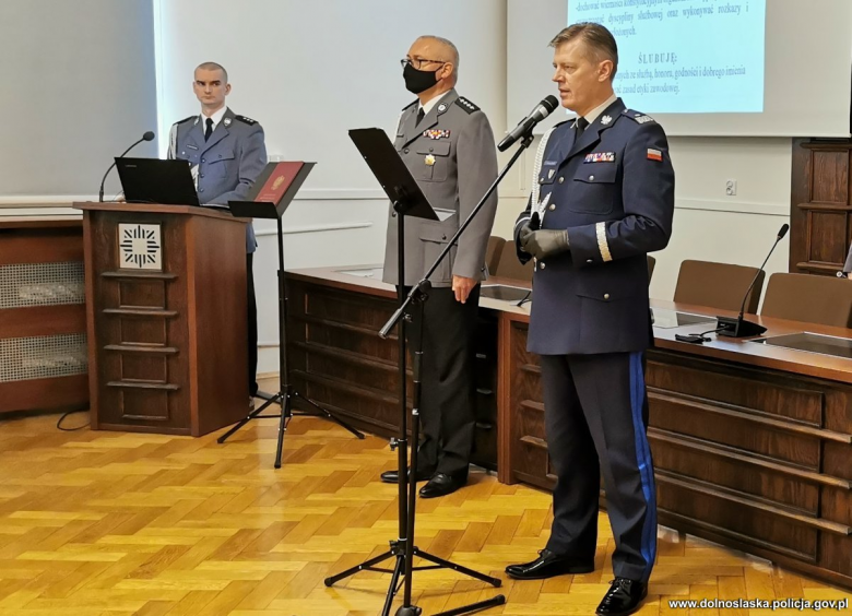 Ślubowanie młodych adeptów sztuki policyjnej przebiegało w ścisłym reżimie sanitarnym i ze względu na panującą pandemię odbywało się w jednostkach terenowych, do których funkcjonariusze zostaną przydzieleni po zakończeniu kursu podstawowego