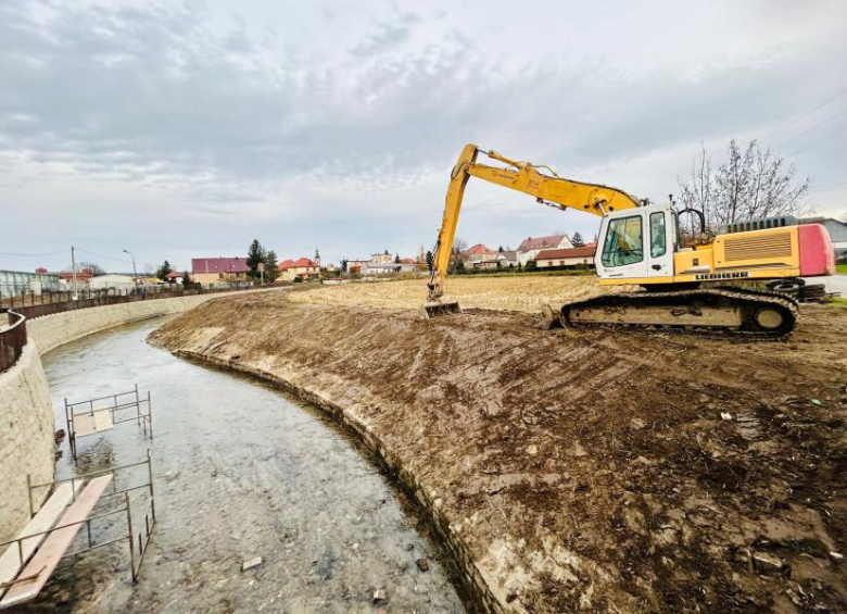 Oczyszczają rzekę i zabezpieczają mur oporowy