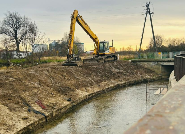 Oczyszczają rzekę i zabezpieczają mur oporowy