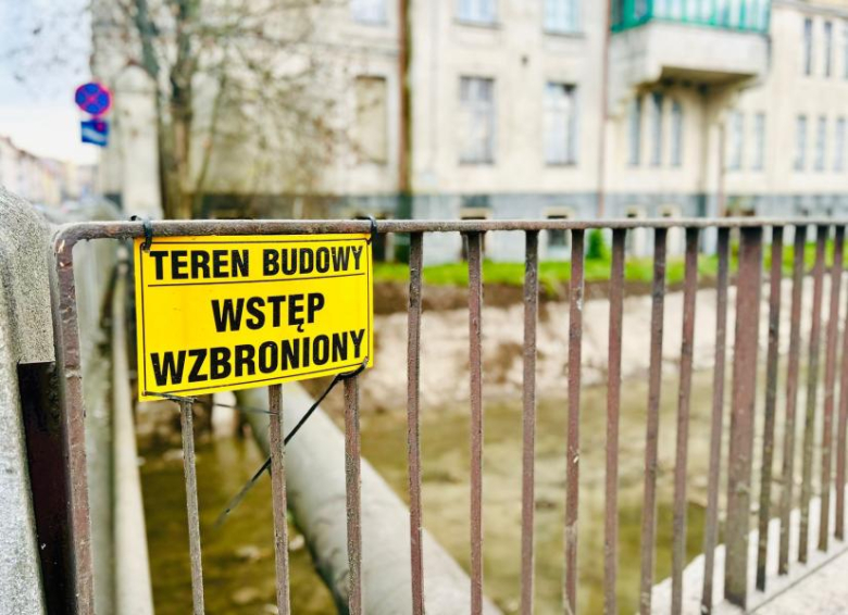 Oczyszczają rzekę i zabezpieczają mur oporowy