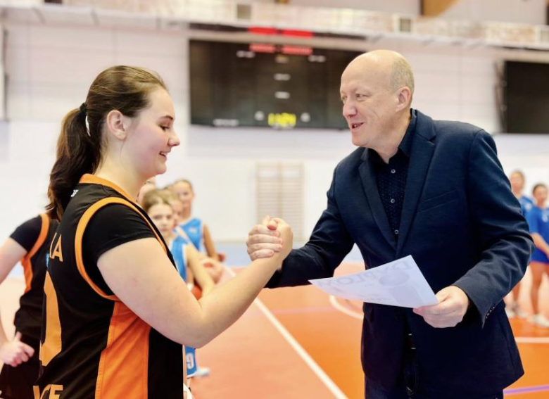 Zdecydowane zwycięstwo koszykarek z Ziębic w powiatowym finale koszykówki