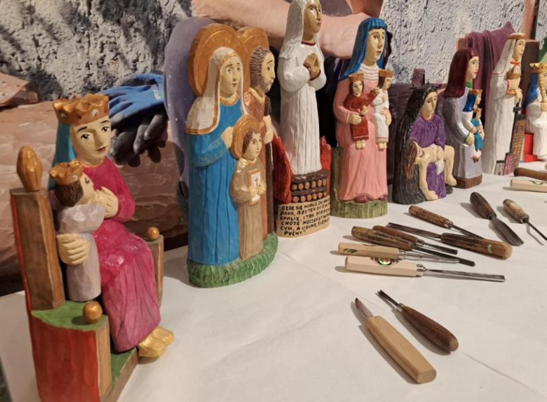 Między niebem a ziemią: 60 lat rzeźbiarskiej drogi Jana Giejsona z Barda