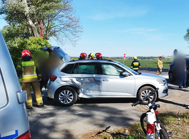 Zderzenie dwóch osobówek na skrzyżowaniu