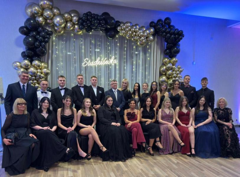 Maturzyści z „Wrocławskiej” bawili się na studniówce [foto]