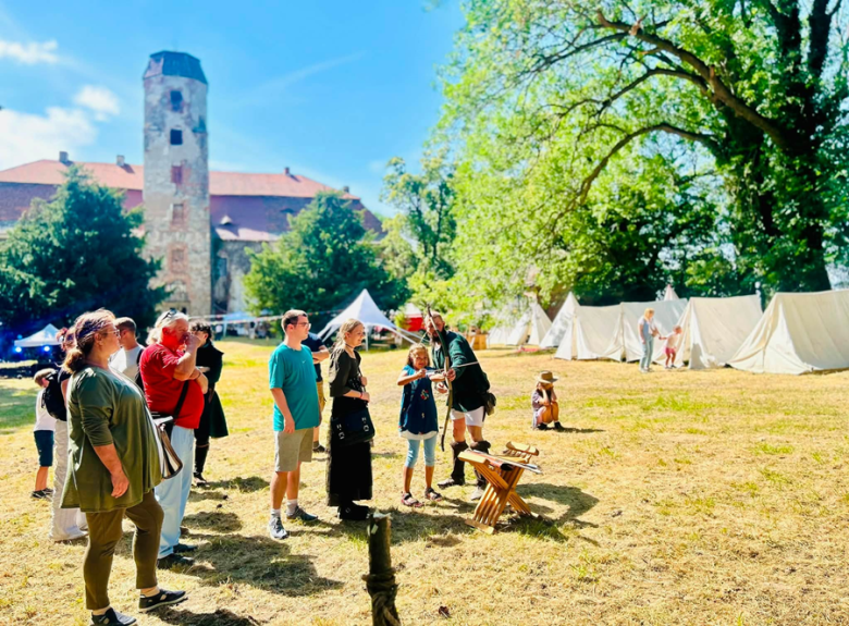 Średniowieczny Piknik w Dworku Służejów przyciągnął miłośników historii