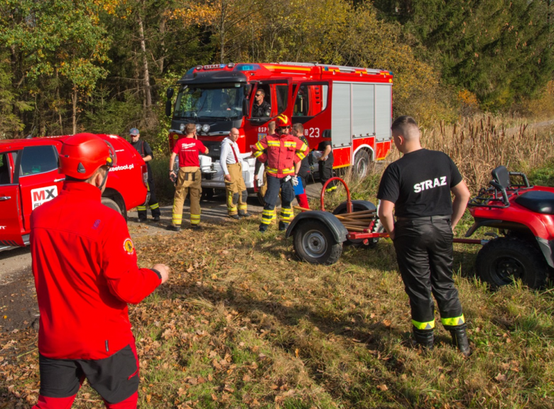 Kilkugodzinne zajęcia uczyły również pracy w zespole z wykorzystaniem podręcznego sprzętu gaśniczego i dawały możliwość wymiany doświadczeń i rozwiązań stosowanych w różnych grupach zawodowych