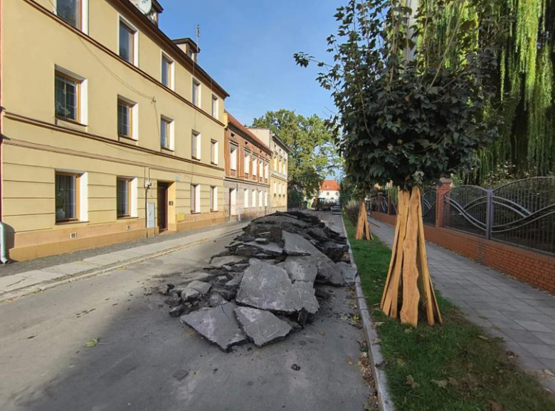 Rozpoczęły się prace przy przebudowie ulic Klasztornej, Rynek i Kościuszki w Ziębicach 