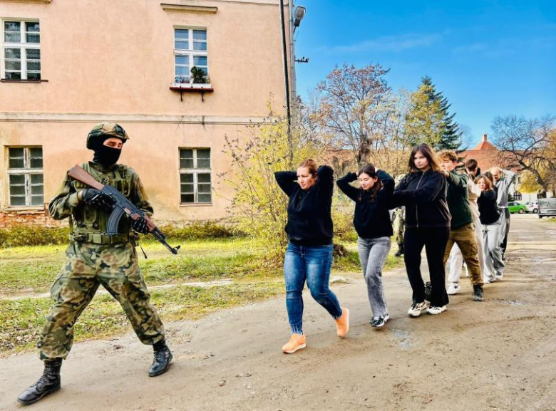 Jak zachować się w sytuacji ataku terrorystycznego? Szkolenie dla uczniów