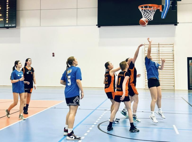 Zdecydowane zwycięstwo koszykarek z Ziębic w powiatowym finale koszykówki