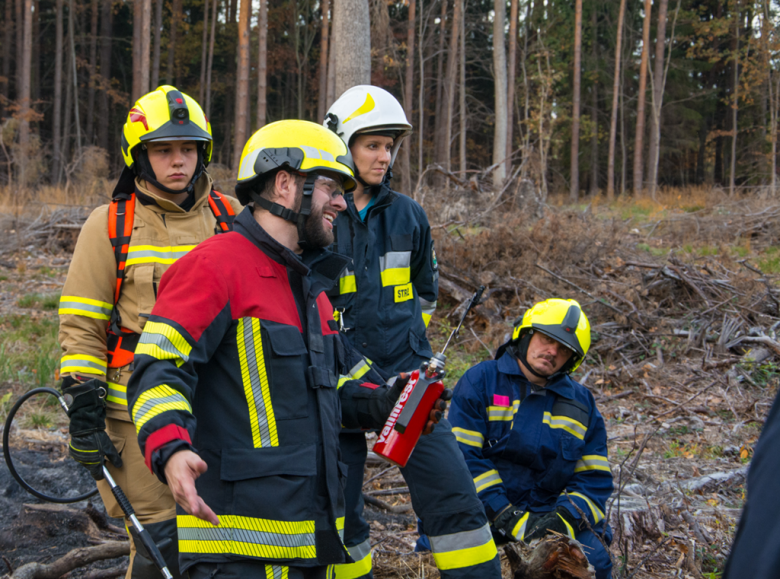 Kilkugodzinne zajęcia uczyły również pracy w zespole z wykorzystaniem podręcznego sprzętu gaśniczego i dawały możliwość wymiany doświadczeń i rozwiązań stosowanych w różnych grupach zawodowych