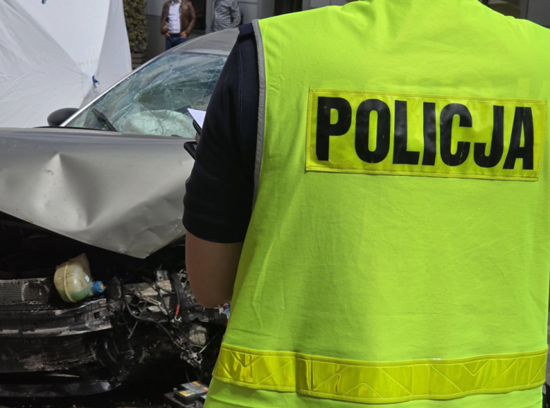 Tragiczny wypadek w Ząbkowicach Śląskich: Fiat uderzył w budynek, zginęła 73-letnia kobieta