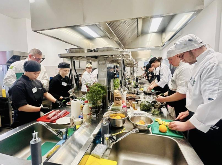 Młodzi kucharze w akcji. I Regionalny Konkurs Kulinarny Masfrost Chef 