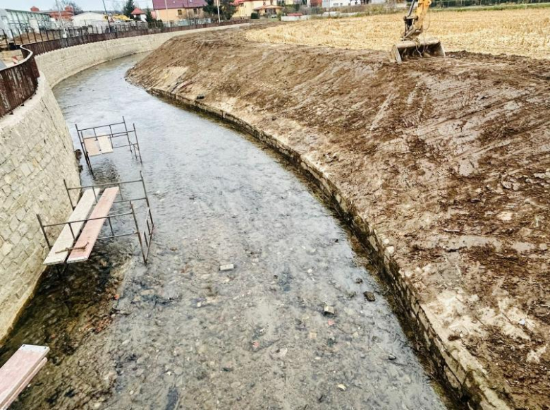 Oczyszczają rzekę i zabezpieczają mur oporowy