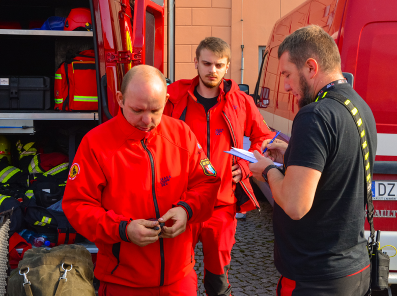 Kilkugodzinne zajęcia uczyły również pracy w zespole z wykorzystaniem podręcznego sprzętu gaśniczego i dawały możliwość wymiany doświadczeń i rozwiązań stosowanych w różnych grupach zawodowych