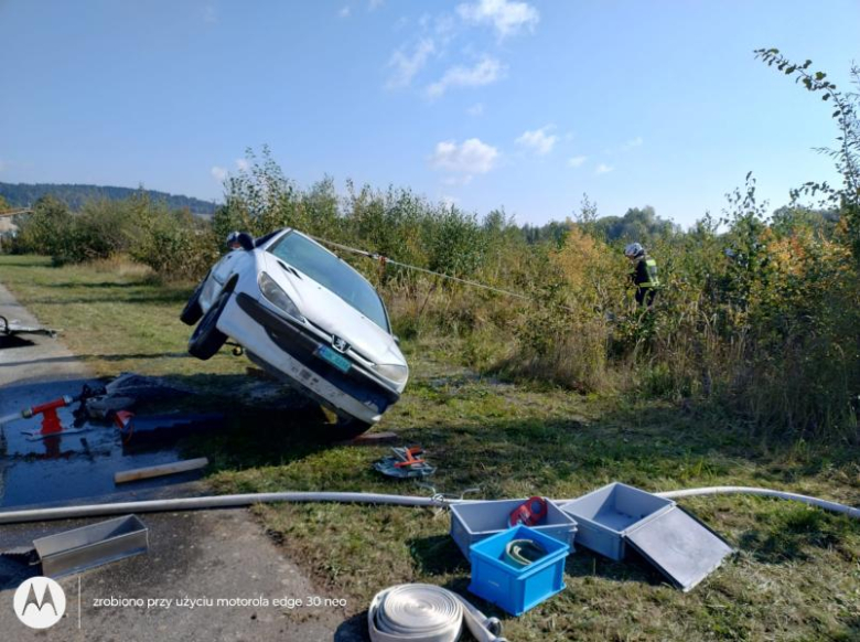 Strażacy w akcji. Ćwiczenia z ratownictwa technicznego podczas symulacji karambolu