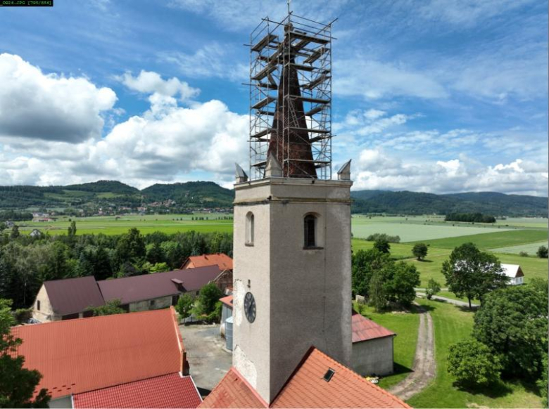 Ruszył remont elewacji i hełmu wieży w kościele pw. św. Wawrzyńca w Budzowie