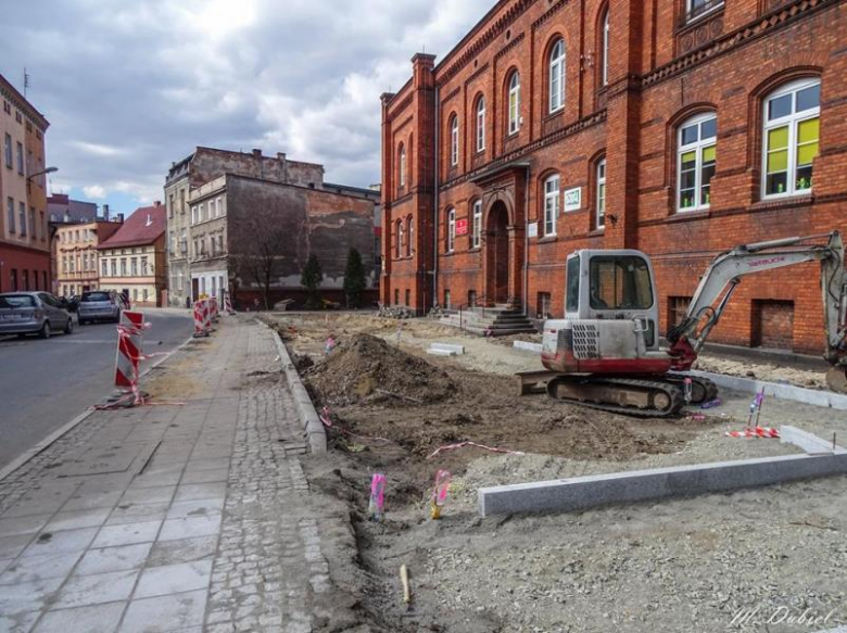 Trwają prace związane z budową zatoki dla autobusów szkolnych - 2 kwietnia