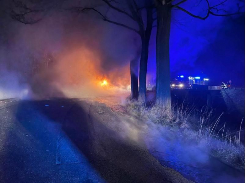 Pożar dostawczego iveco na ul. Fabrycznej w Bardzie