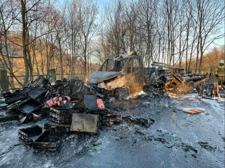 Pożar dostawczego iveco na ul. Fabrycznej w Bardzie