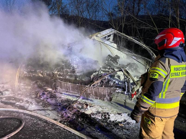 Pożar dostawczego iveco na ul. Fabrycznej w Bardzie