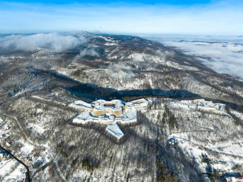 Twiedza Srebrna Góra w zimowej scenerii