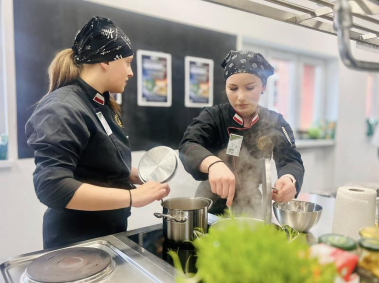 Młodzi kucharze w akcji. I Regionalny Konkurs Kulinarny Masfrost Chef 