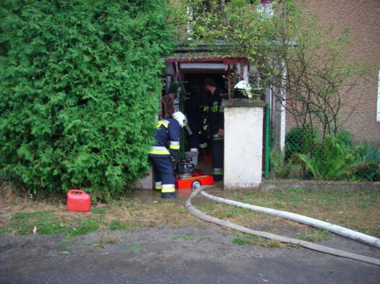 Strażacy przez kilka godzin pomagali mieszkańcom zalanych gospodarstw