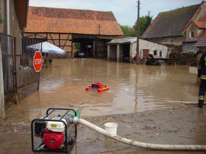 Strażacy przez kilka godzin pomagali mieszkańcom zalanych gospodarstw