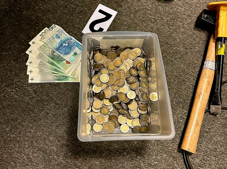 Zlikwidowano nielegalny salon gier w Ziębicach. Zabezpieczono automaty i gotówkę
