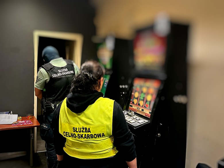 Zlikwidowano nielegalny salon gier w Ziębicach. Zabezpieczono automaty i gotówkę