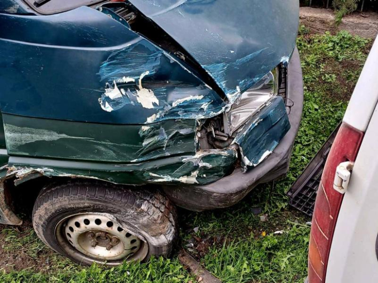 Zderzenie volkswagena i renault w Niedźwiedniku