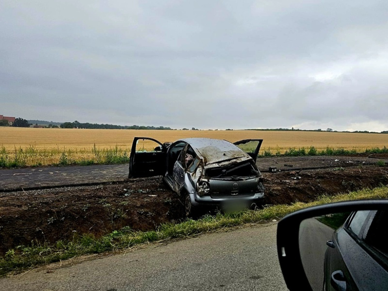 18-latek dachował i uciekł z miejsca zdarzenia. Nie miał prawa jazdy