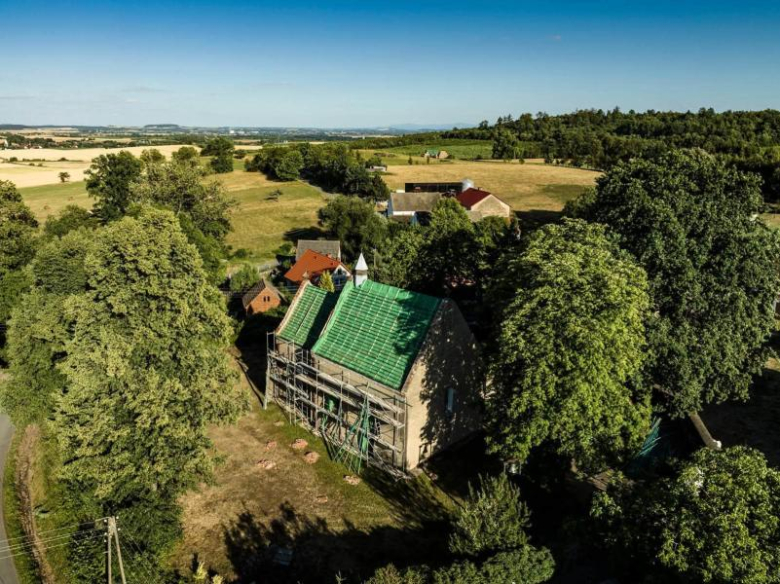 Trwa remont dachu kościoła w Różanej