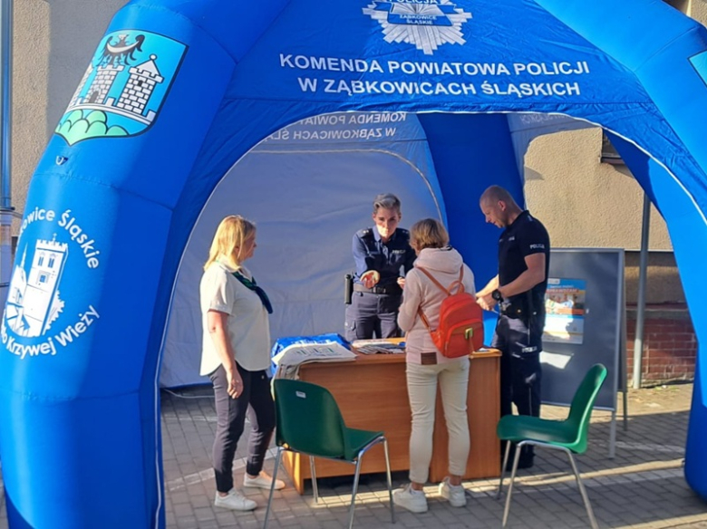 Nie daj się złapać na telefon! Policja i ZUS ostrzegają seniorów