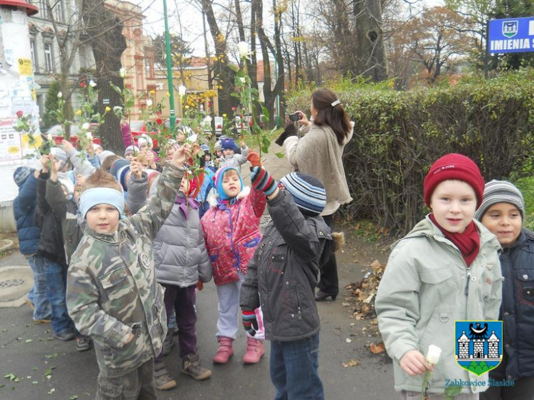 Przedszkolaki pod pomikiem w Święto Niepodległośc