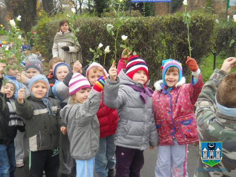 Przedszkolaki pod pomikiem w Święto Niepodległośc