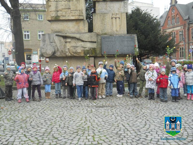 Przedszkolaki pod pomikiem w Święto Niepodległośc