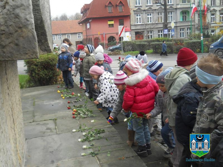 Przedszkolaki pod pomikiem w Święto Niepodległośc