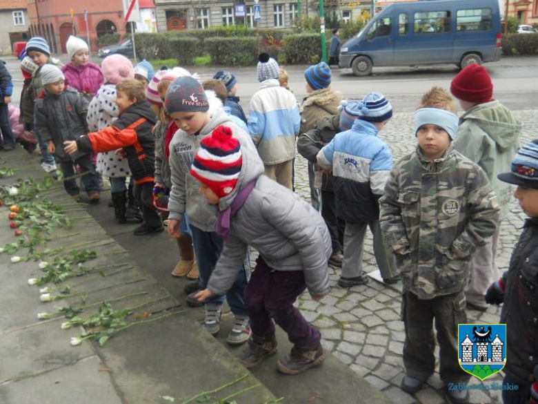 Przedszkolaki pod pomikiem w Święto Niepodległośc