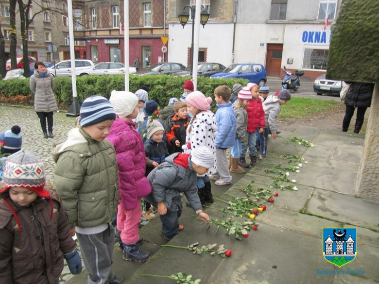 Przedszkolaki pod pomikiem w Święto Niepodległośc