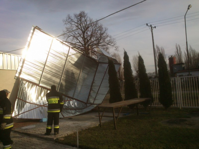 Wiatr porwał garaż 