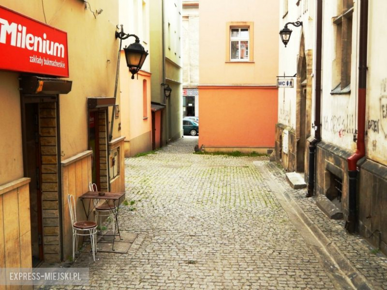 Przy ratuszu stała „wieża biednego grzesznika” – brzmi ładnie, jednak to było po prostu więzienie miejskie wybudowane w 1543 roku. Jednak w 1817 roku zburzono ją, a także pręgierz stojący obok wieży. Znajdował się on tam, gdzie dzisiaj stoi szalet miejski – w przejściu obok ratusza.