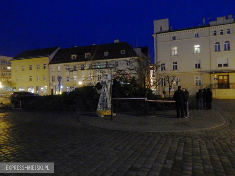 Runęła choinka na ząbkowickim rynku