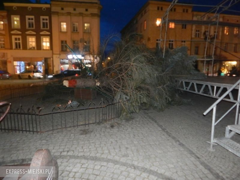 Runęła choinka na ząbkowickim rynku