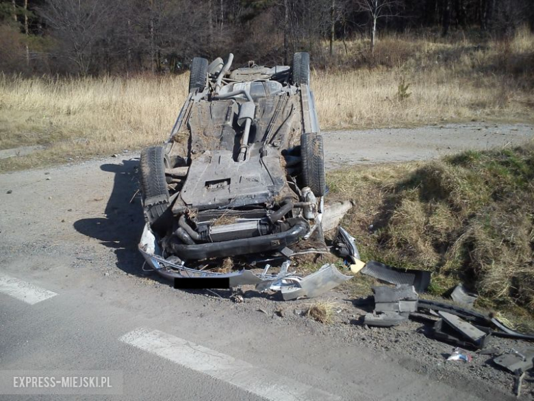 Kierowca forda mondeo aby uniknąć zderzenia z innym pojazdem zjechał do rowu i dachował