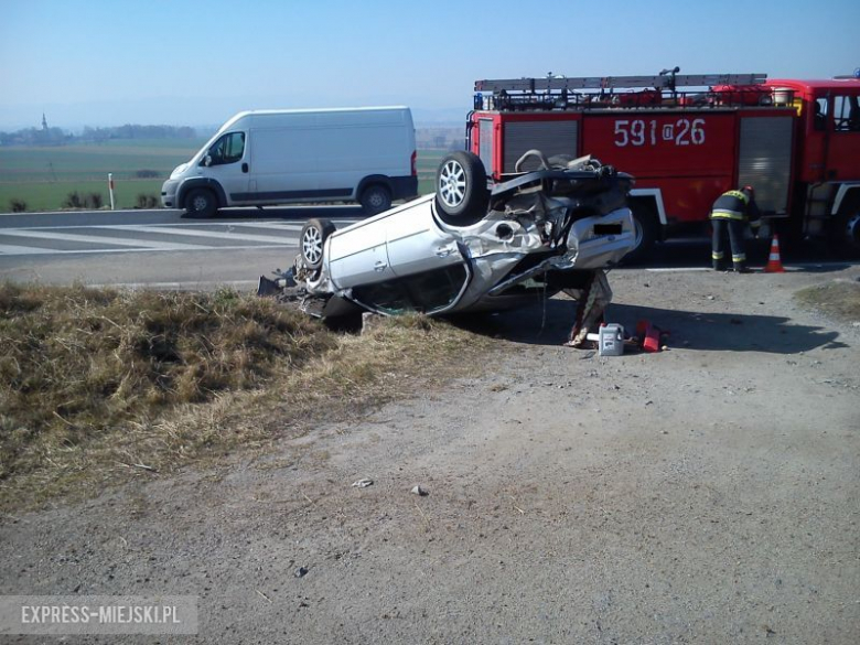 Kierowca forda mondeo aby uniknąć zderzenia z innym pojazdem zjechał do rowu i dachował