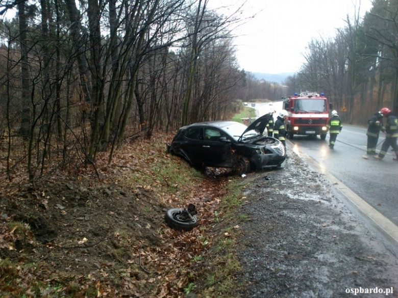 Auto koziołkowało i zatrzymało się na przydrożnej skarpie