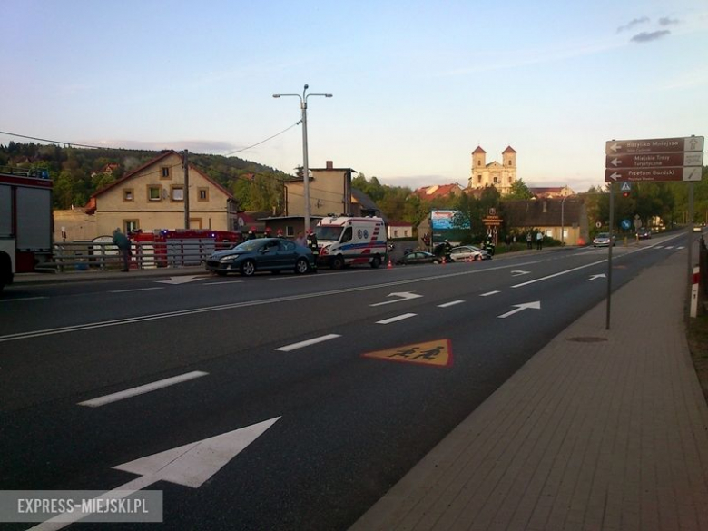 W zdarzeniu brały udział dwa pojazdy, jedna osoba została zabrana do szpitala